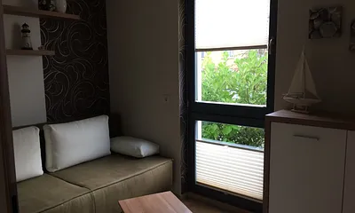 Das kleine Schlafzimmer mit ausziehbarer Couch