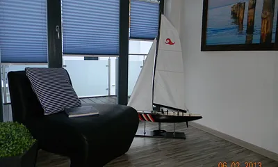 gemütliche Leseecke vor dem Balkon