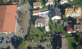 Fe.Wo. liegt in der Mitte vom Bild -links großes Dach ist der EDEKA- MARKT