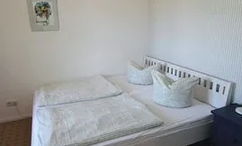 Schlafzimmer mit Doppelbett 1,80 m breit