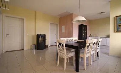 Essraum mit offener Küche und Zugang zu den Zimmern