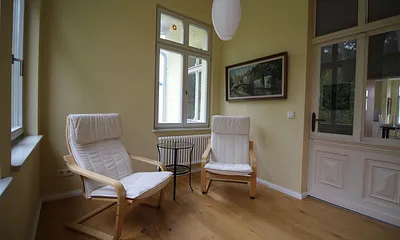 Erker mit Sitzgruppe angrenzend zu Schlafzimmer 1