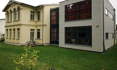 Ansicht Waldseite mit Spiel- und Liegewiese