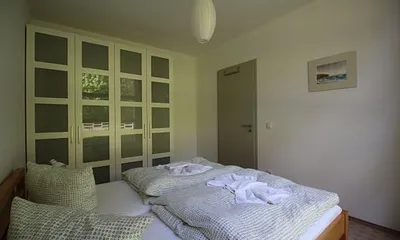 Schlafzimmer 1 mit viel Stauraum