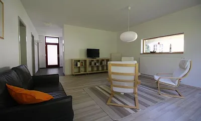 Wohnraum mit Durchgang zur Küche