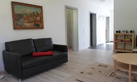 Wohnzimmer mit Durchgang zu den Zimmern