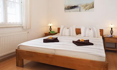 Schlafzimmer mit Doppelbett