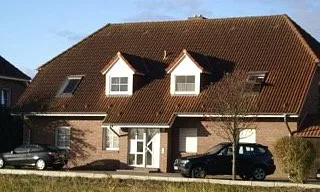 Die Wohnung befindet sich im Erdgeschoss links