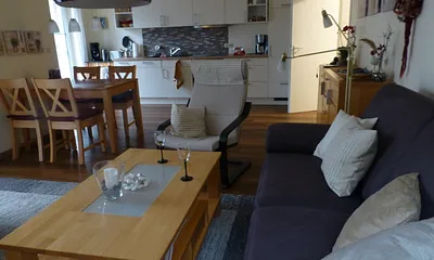 Blick vom Wohnbereich zur Küche