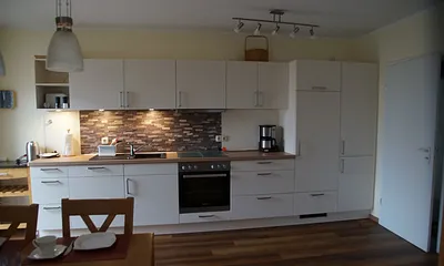 Küchenzeile mit Spülmaschine und Backofen 