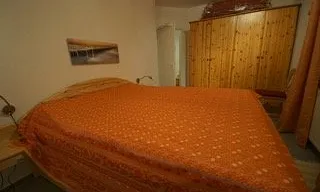 Schlafzimmer mit Doppelbett