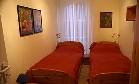Schlafzimmer mit zwei Einzelbetten