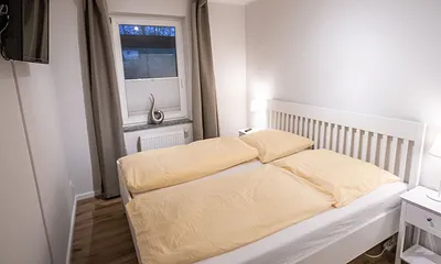 Schlafzimmer mit Doppelbett