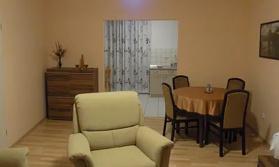 Wohnzimmer mit Blick zur Küche.