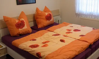 Das helle, freundliche Schlafzimmer.