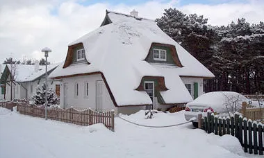 2x Autostellplätze auf eigenem Grund, 1x weiterer Autostellplatz in der Gemeinschaftsanlage