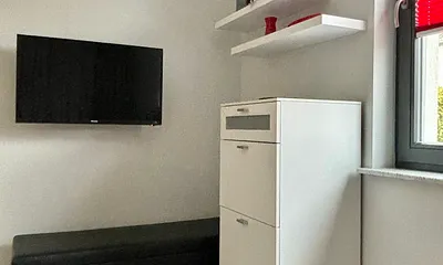 Ausgestattet mit einem Flachbildfernseher