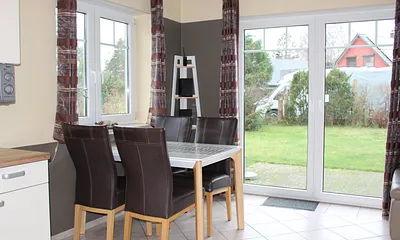 Küchenzeile mit Backofen, Kühlschrank mit Gefrierfach, Microwelle, Cerankochfeld,  Esstisch