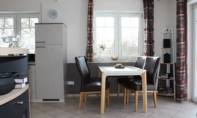 Küchenzeile mit Backofen, Kühlschrank mit Gefrierfach, Microwelle, Cerankochfeld,  Esstisch