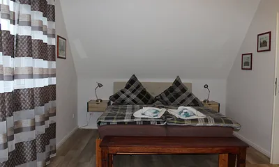 Schlafzimmer mit Doppelbett, Einzelbett und Fernseher, Zimmer 2