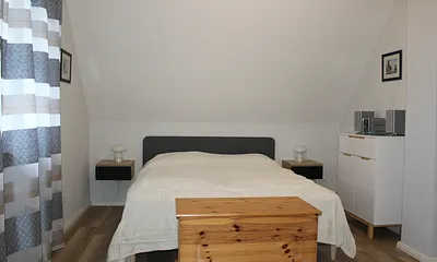 Schlafzimmer mit Doppelbett, Zimmer 1