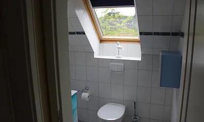 Bad oben, mit Toilette und Waschbecken und Dachfenster