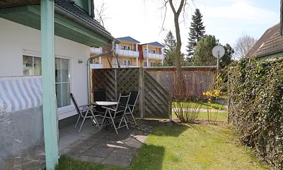 Terrasse mit Möbeln und Strandkorb