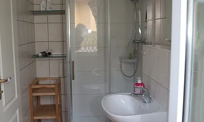 Duschbad mit bodengleicher Dusche, WC