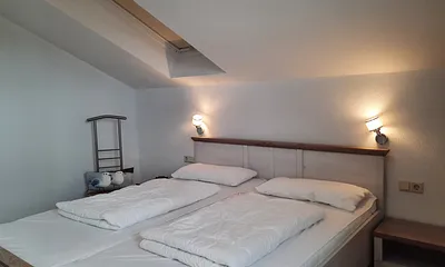 Schlafzimmer mit Doppelbett