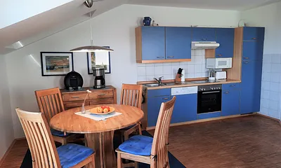 gemütliche Essecke und voll ausgestatte Küchenzeile