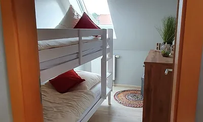 2. Schlafraum mit Doppelstockbett, oben für Kinder ab 6 Jahren