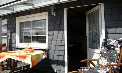 Balkon und Hauseingang