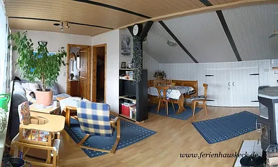 Wohnzimmer mit Essecke und Kaminofen