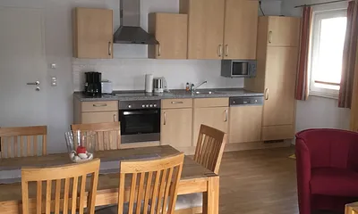 Vollausgestattete Küchenzeile und Essbereich