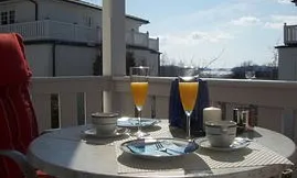 Der sonnige Sitzplatz auf dem Balkon