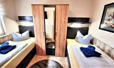 2. Schlafzimmer mit TV