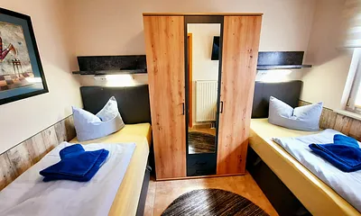 2. Schlafzimmer mit TV 