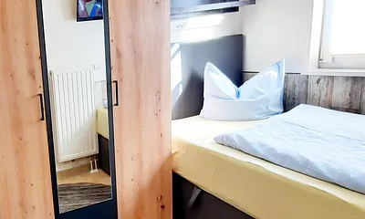 2. Schlafzimmer mit TV 