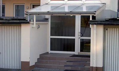 Hintere Tür zum Hof Haus Godewind/Vorfahrt zum Be- und Entladen Koffer/Gepäck