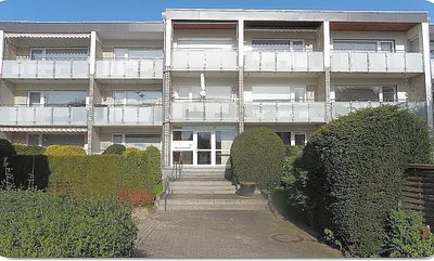 Vordere Tür zum Hof Haus Godewind / nach herum Zufahrt und -ang zum Hinterhof mit Garagen und Car Ports