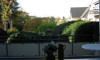 Süd/West-Balkon mit Tisch / Stühlen und Sonnenschirm