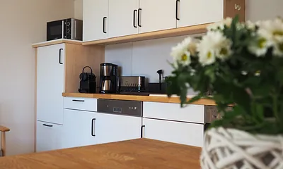 Ferienwohnung Hafenidyll Nr. 11 - Wohnzimmer mit Hafenblick