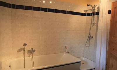 Badezimmer mit Dusche und Badewanne, Blick auf die Ostsee