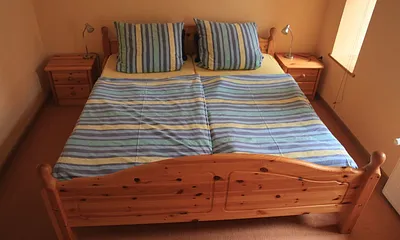 Schlafraum mit Doppelbett und Nachtschränken, 4-türiger Kleiderschrank und Stellplatz für ein Kinderbett