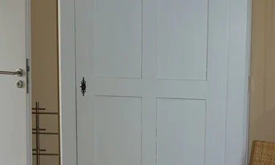 ein alter Bauernschrank