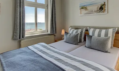 Wohn-Schlafzimmer mit Meerblick
