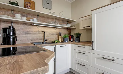 große, separate Küche mit Meerblick