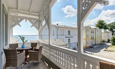 Offener Balkon zur Landseite. Ideal zum sonnigen Kaffeetrinken am Nachmittag. Zugang über Hausflur