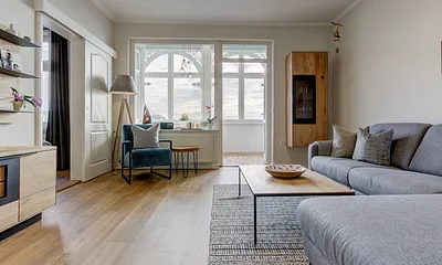 Wohnzimmer mit Zugang zum Balkon, Schlafzimmer und Flur