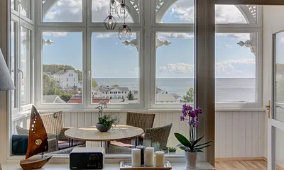 Wohnzimmer mit Zugang zum Balkon, Schlafzimmer und Flur